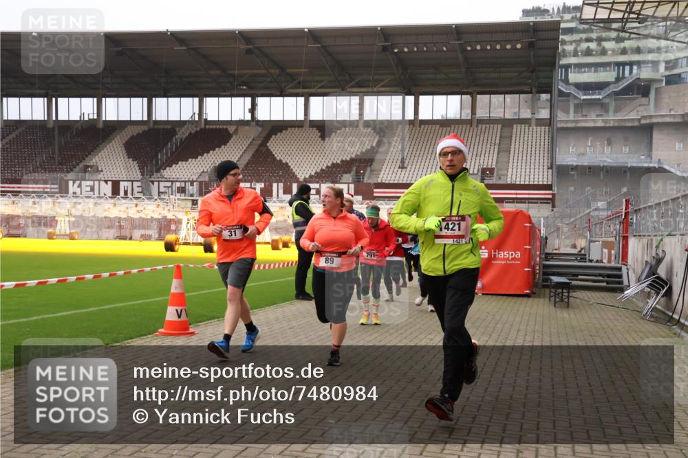 08.12.2024 - St. Pauli X-Mass-Run No. 14 Yannick Fuchs http://msf.ph/oto/7480984 08.12.2024 10:04:26 Ziel 31, 89, 299, 595, 627, 634, 748, 791, 1421, 2380, 2382, 2383, 2485, 2604, 3008 meine-sportfotos.de