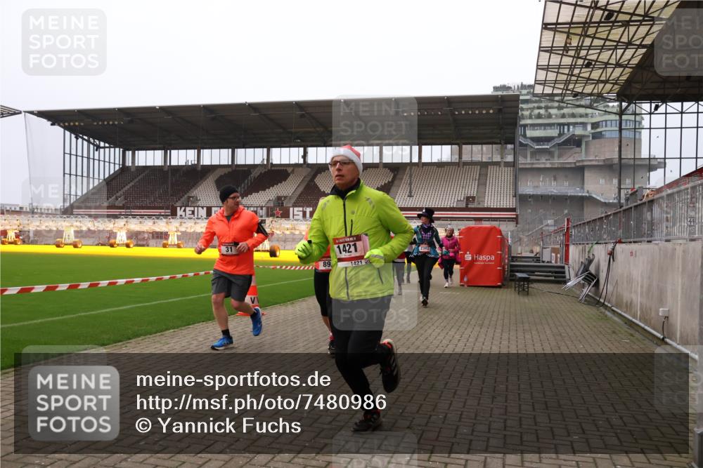 08.12.2024 - St. Pauli X-Mass-Run No. 14 Yannick Fuchs http://msf.ph/oto/7480986 08.12.2024 10:04:27 Ziel 31, 89, 299, 595, 627, 634, 748, 791, 1421, 2380, 2382, 2383, 2485, 2604, 3008 meine-sportfotos.de