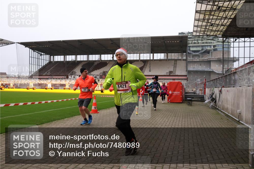 08.12.2024 - St. Pauli X-Mass-Run No. 14 Yannick Fuchs http://msf.ph/oto/7480989 08.12.2024 10:04:27 Ziel 31, 89, 299, 595, 627, 634, 748, 791, 1421, 2380, 2382, 2383, 2485, 2604, 3008 meine-sportfotos.de