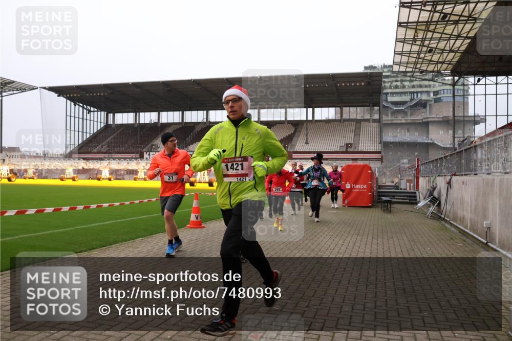 08.12.2024 - St. Pauli X-Mass-Run No. 14 Yannick Fuchs http://msf.ph/oto/7480993 08.12.2024 10:04:27 Ziel 31, 89, 299, 595, 627, 634, 748, 791, 1421, 2380, 2382, 2383, 2485, 2604, 3008 meine-sportfotos.de