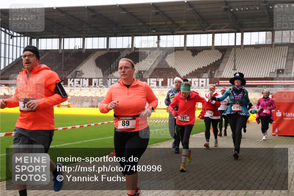 08.12.2024 - St. Pauli X-Mass-Run No. 14 Yannick Fuchs http://msf.ph/oto/7480996 08.12.2024 10:04:28 Ziel 31, 89, 299, 595, 627, 634, 748, 791, 1421, 2380, 2382, 2383, 2485, 2604, 2758, 3007, 3008 meine-sportfotos.de
