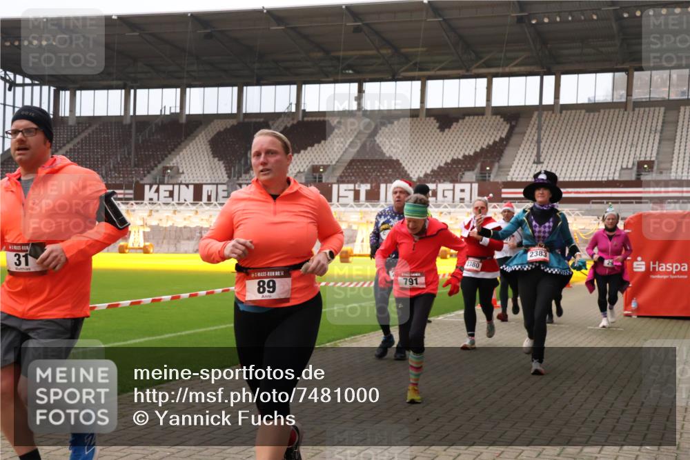 08.12.2024 - St. Pauli X-Mass-Run No. 14 Yannick Fuchs http://msf.ph/oto/7481000 08.12.2024 10:04:28 Ziel 31, 89, 299, 595, 627, 634, 748, 791, 1421, 2380, 2382, 2383, 2485, 2604, 2758, 3007, 3008 meine-sportfotos.de