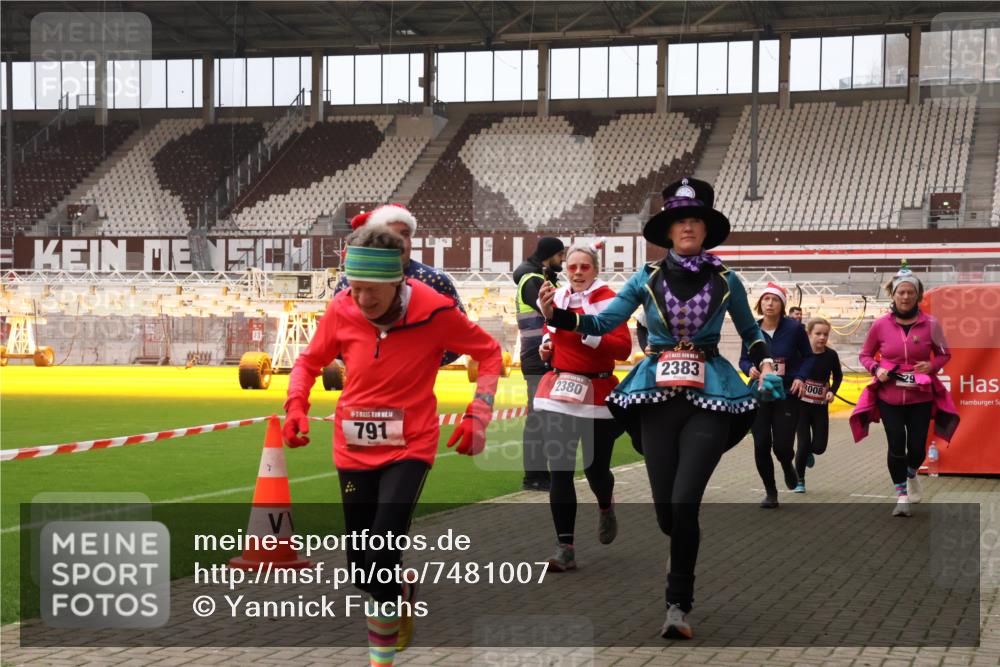08.12.2024 - St. Pauli X-Mass-Run No. 14 Yannick Fuchs http://msf.ph/oto/7481007 08.12.2024 10:04:28 Ziel 31, 89, 299, 595, 627, 634, 748, 791, 1421, 2380, 2382, 2383, 2485, 2604, 2758, 3007, 3008 meine-sportfotos.de