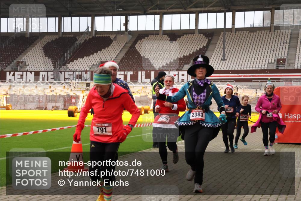 08.12.2024 - St. Pauli X-Mass-Run No. 14 Yannick Fuchs http://msf.ph/oto/7481009 08.12.2024 10:04:28 Ziel 31, 89, 299, 595, 627, 634, 748, 791, 1421, 2380, 2382, 2383, 2485, 2604, 2758, 3007, 3008 meine-sportfotos.de