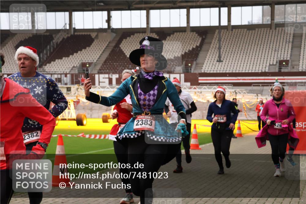 08.12.2024 - St. Pauli X-Mass-Run No. 14 Yannick Fuchs http://msf.ph/oto/7481023 08.12.2024 10:04:29 Ziel 31, 89, 172, 299, 595, 627, 634, 748, 791, 1421, 2380, 2382, 2383, 2485, 2604, 2758, 3007, 3008 meine-sportfotos.de