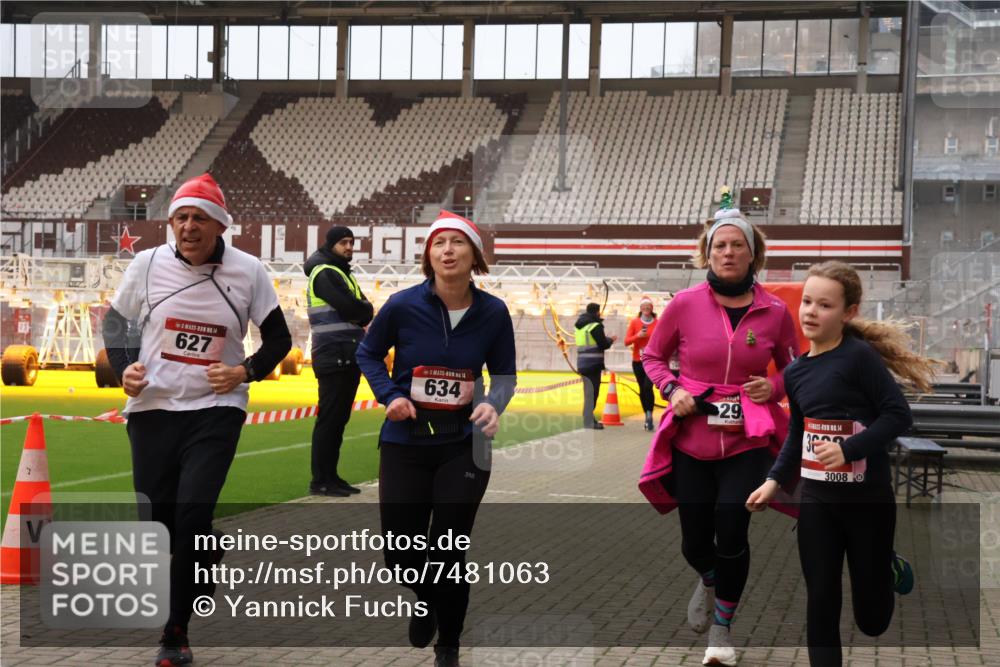 08.12.2024 - St. Pauli X-Mass-Run No. 14 Yannick Fuchs http://msf.ph/oto/7481063 08.12.2024 10:04:31 Ziel 31, 76, 89, 172, 299, 595, 627, 634, 748, 791, 1421, 2380, 2382, 2383, 2485, 2758, 3007, 3008 meine-sportfotos.de