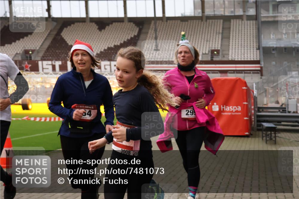 08.12.2024 - St. Pauli X-Mass-Run No. 14 Yannick Fuchs http://msf.ph/oto/7481073 08.12.2024 10:04:32 Ziel 31, 76, 89, 172, 299, 595, 627, 634, 748, 791, 1421, 2380, 2382, 2383, 2485, 2758, 3007, 3008 meine-sportfotos.de