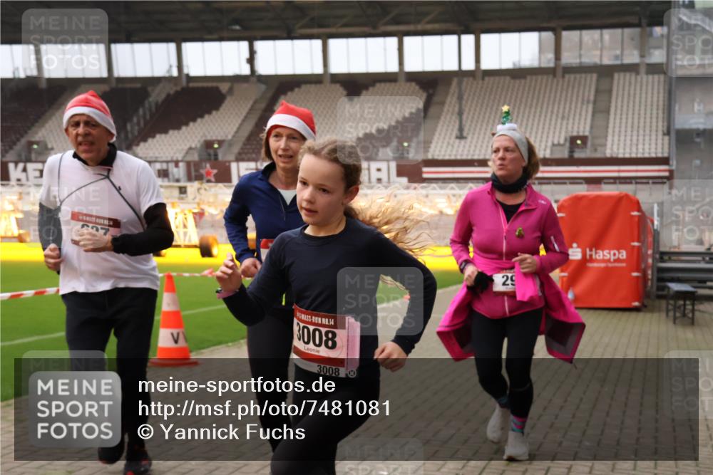 08.12.2024 - St. Pauli X-Mass-Run No. 14 Yannick Fuchs http://msf.ph/oto/7481081 08.12.2024 10:04:32 Ziel 31, 76, 89, 172, 299, 595, 627, 634, 748, 791, 1421, 2380, 2382, 2383, 2485, 2758, 3007, 3008 meine-sportfotos.de