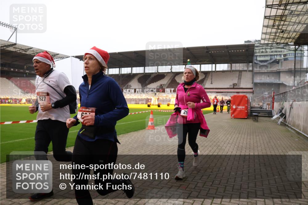 08.12.2024 - St. Pauli X-Mass-Run No. 14 Yannick Fuchs http://msf.ph/oto/7481110 08.12.2024 10:04:33 Ziel 31, 76, 89, 172, 299, 595, 627, 634, 748, 791, 1421, 2380, 2382, 2383, 2485, 2758, 3007, 3008 meine-sportfotos.de