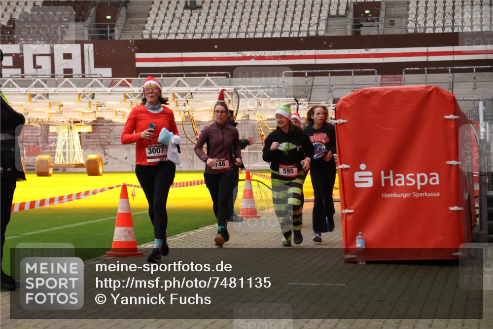 08.12.2024 - St. Pauli X-Mass-Run No. 14 Yannick Fuchs http://msf.ph/oto/7481135 08.12.2024 10:04:35 Ziel 31, 76, 89, 172, 299, 595, 627, 634, 748, 791, 2380, 2382, 2383, 2485, 2758, 2937, 3007, 3008 meine-sportfotos.de