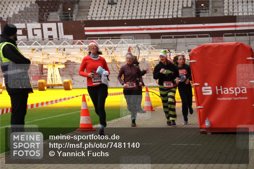 08.12.2024 - St. Pauli X-Mass-Run No. 14 Yannick Fuchs http://msf.ph/oto/7481140 08.12.2024 10:04:35 Ziel 31, 76, 89, 172, 299, 595, 627, 634, 748, 791, 2380, 2382, 2383, 2485, 2758, 2937, 3007, 3008 meine-sportfotos.de