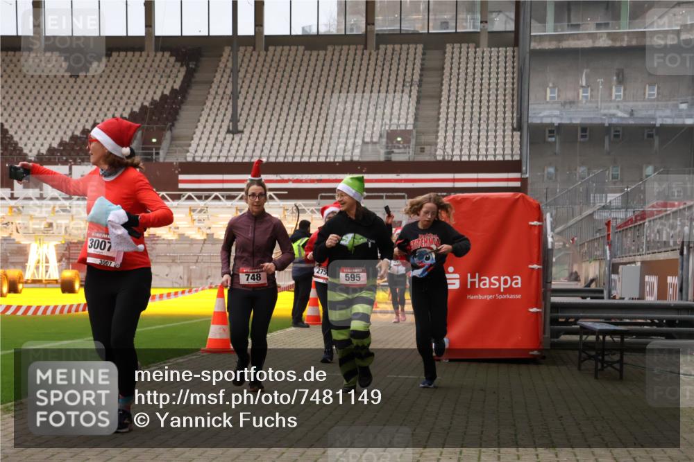 08.12.2024 - St. Pauli X-Mass-Run No. 14 Yannick Fuchs http://msf.ph/oto/7481149 08.12.2024 10:04:37 Ziel 31, 76, 89, 172, 299, 595, 627, 634, 748, 791, 2380, 2382, 2383, 2485, 2758, 2937, 3007, 3008 meine-sportfotos.de