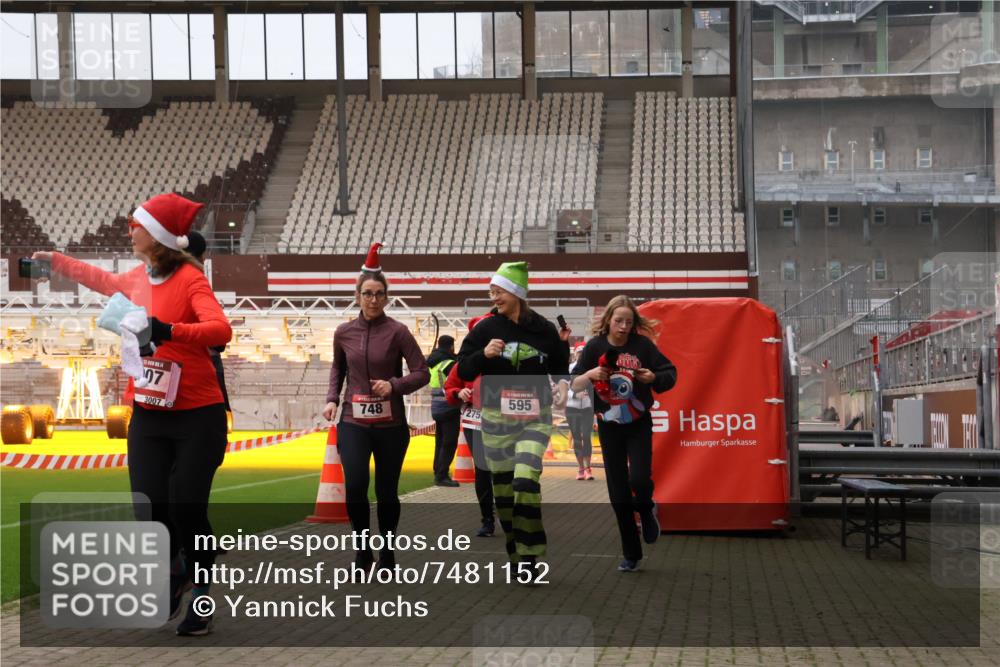 08.12.2024 - St. Pauli X-Mass-Run No. 14 Yannick Fuchs http://msf.ph/oto/7481152 08.12.2024 10:04:38 Ziel 31, 76, 89, 172, 299, 595, 627, 634, 748, 791, 2380, 2382, 2383, 2485, 2758, 2937, 3007 meine-sportfotos.de