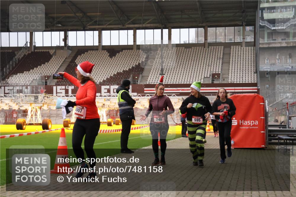 08.12.2024 - St. Pauli X-Mass-Run No. 14 Yannick Fuchs http://msf.ph/oto/7481158 08.12.2024 10:04:38 Ziel 31, 76, 89, 172, 299, 595, 627, 634, 748, 791, 2380, 2382, 2383, 2485, 2758, 2937, 3007 meine-sportfotos.de