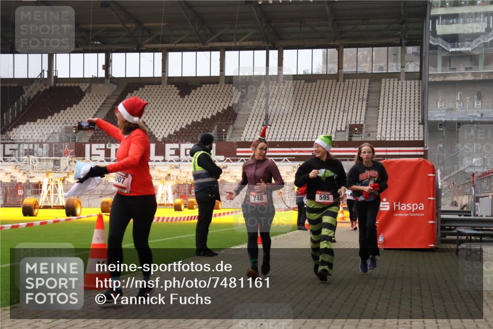 08.12.2024 - St. Pauli X-Mass-Run No. 14 Yannick Fuchs http://msf.ph/oto/7481161 08.12.2024 10:04:38 Ziel 31, 76, 89, 172, 299, 595, 627, 634, 748, 791, 2380, 2382, 2383, 2485, 2758, 2937, 3007 meine-sportfotos.de