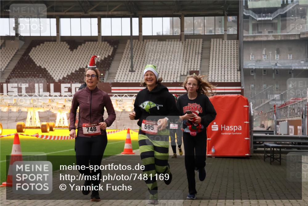 08.12.2024 - St. Pauli X-Mass-Run No. 14 Yannick Fuchs http://msf.ph/oto/7481169 08.12.2024 10:04:40 Ziel 76, 172, 299, 595, 627, 634, 748, 2380, 2382, 2383, 2485, 2758, 2937, 3007 meine-sportfotos.de