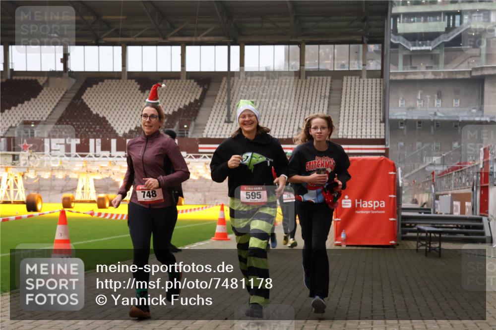 08.12.2024 - St. Pauli X-Mass-Run No. 14 Yannick Fuchs http://msf.ph/oto/7481178 08.12.2024 10:04:40 Ziel 76, 172, 299, 595, 627, 634, 748, 2380, 2382, 2383, 2485, 2758, 2937, 3007 meine-sportfotos.de