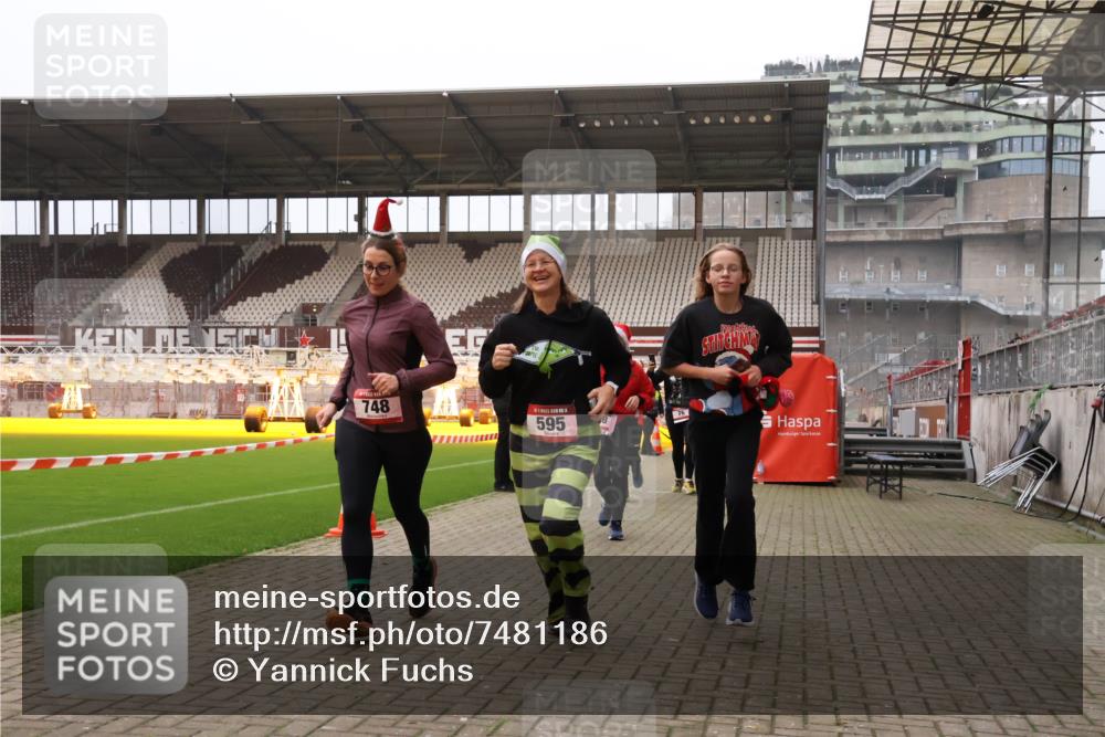 08.12.2024 - St. Pauli X-Mass-Run No. 14 Yannick Fuchs http://msf.ph/oto/7481186 08.12.2024 10:04:40 Ziel 76, 172, 299, 595, 627, 634, 748, 2380, 2382, 2383, 2485, 2758, 2937, 3007 meine-sportfotos.de