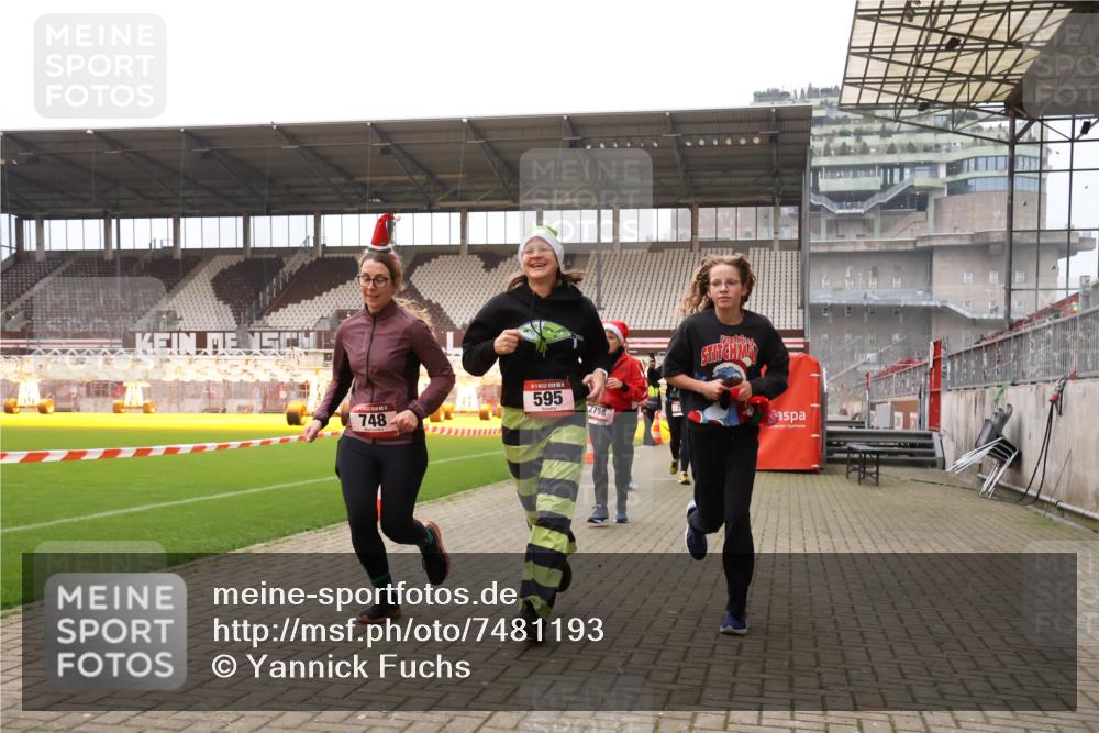 08.12.2024 - St. Pauli X-Mass-Run No. 14 Yannick Fuchs http://msf.ph/oto/7481193 08.12.2024 10:04:41 Ziel 76, 172, 299, 595, 627, 634, 748, 2380, 2485, 2758, 2937, 3007 meine-sportfotos.de