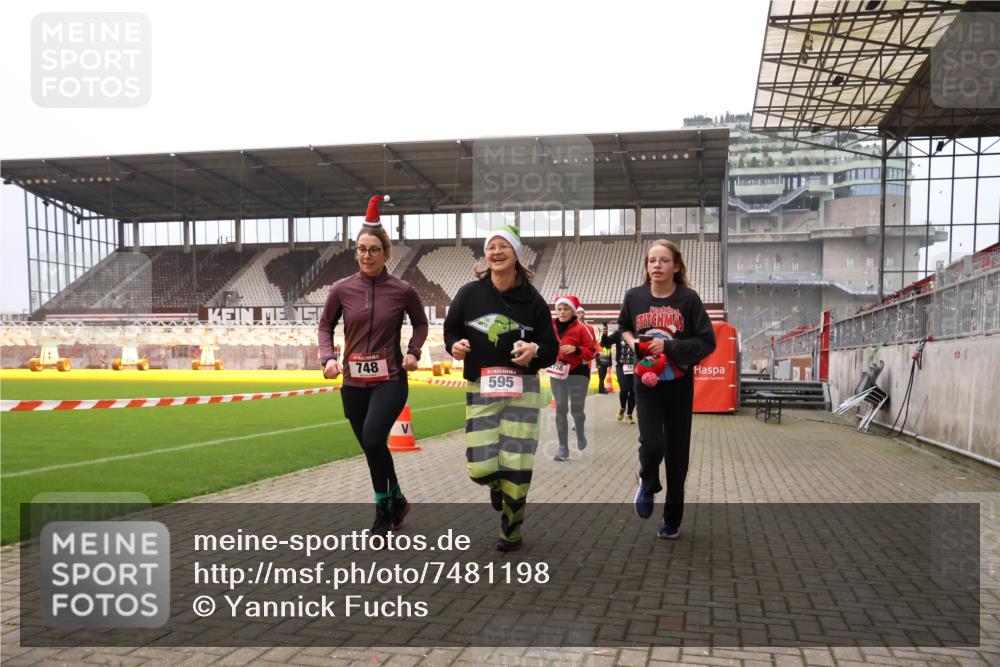 08.12.2024 - St. Pauli X-Mass-Run No. 14 Yannick Fuchs http://msf.ph/oto/7481198 08.12.2024 10:04:41 Ziel 76, 172, 299, 595, 627, 634, 748, 2380, 2485, 2758, 2937, 3007 meine-sportfotos.de