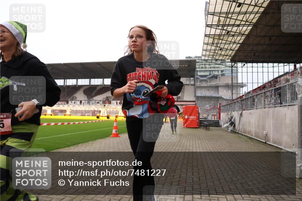 08.12.2024 - St. Pauli X-Mass-Run No. 14 Yannick Fuchs http://msf.ph/oto/7481227 08.12.2024 10:04:42 Ziel 76, 172, 299, 595, 627, 634, 748, 2380, 2485, 2758, 2937, 3007 meine-sportfotos.de