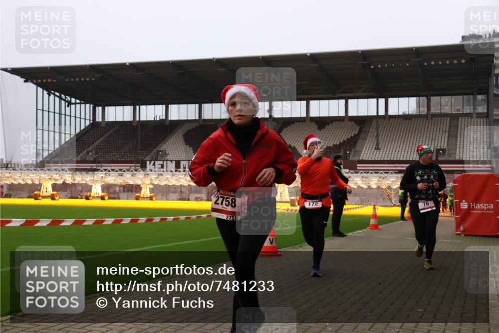 08.12.2024 - St. Pauli X-Mass-Run No. 14 Yannick Fuchs http://msf.ph/oto/7481233 08.12.2024 10:04:43 Ziel 76, 172, 299, 595, 627, 634, 748, 2043, 2485, 2758, 2937, 3007 meine-sportfotos.de