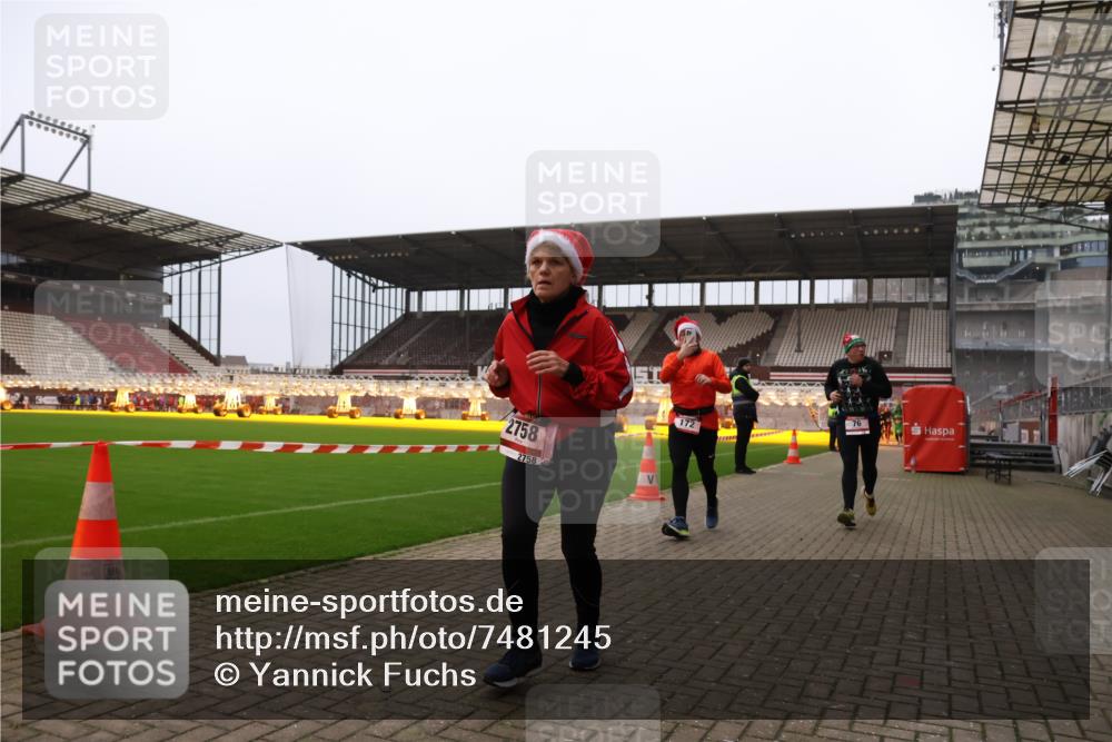 08.12.2024 - St. Pauli X-Mass-Run No. 14 Yannick Fuchs http://msf.ph/oto/7481245 08.12.2024 10:04:43 Ziel 76, 172, 299, 595, 627, 634, 748, 2043, 2485, 2758, 2937, 3007 meine-sportfotos.de