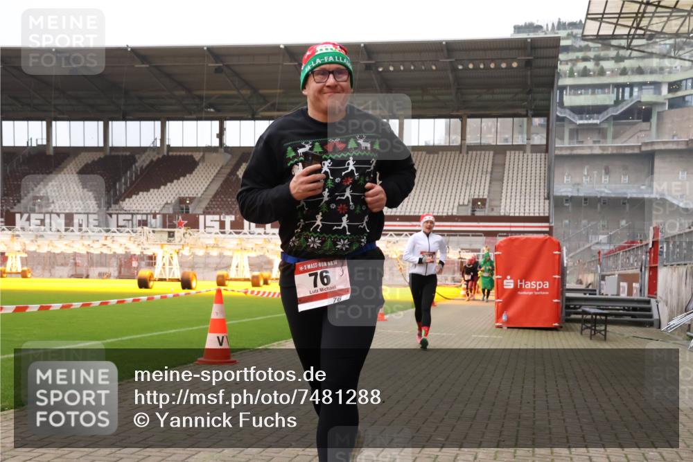 08.12.2024 - St. Pauli X-Mass-Run No. 14 Yannick Fuchs http://msf.ph/oto/7481288 08.12.2024 10:04:45 Ziel 76, 172, 595, 748, 1189, 1355, 2042, 2043, 2485, 2758, 2937, 3007 meine-sportfotos.de