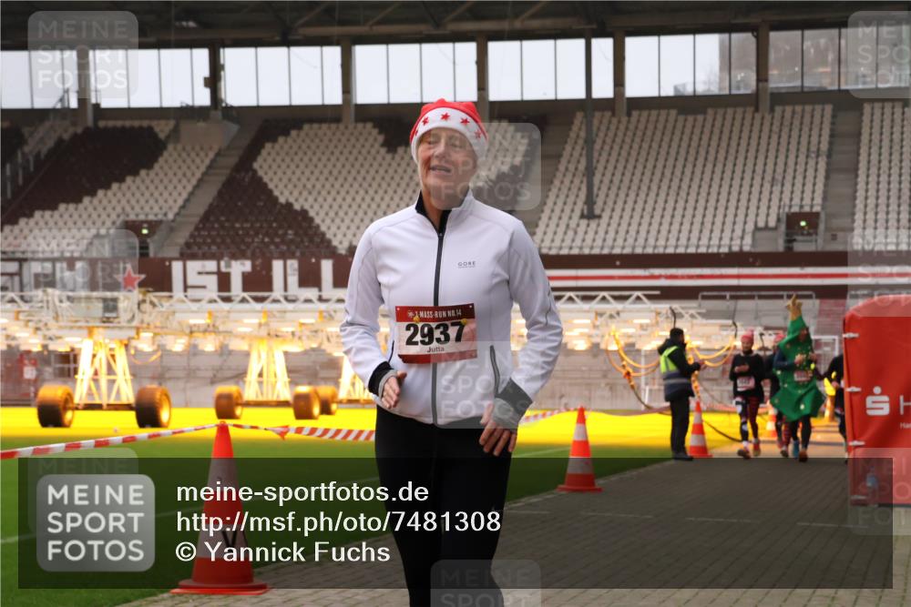 08.12.2024 - St. Pauli X-Mass-Run No. 14 Yannick Fuchs http://msf.ph/oto/7481308 08.12.2024 10:04:48 Ziel 76, 172, 595, 748, 1189, 1355, 2042, 2043, 2485, 2758, 2937, 3007 meine-sportfotos.de