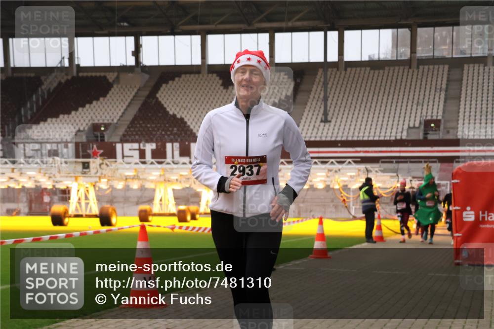 08.12.2024 - St. Pauli X-Mass-Run No. 14 Yannick Fuchs http://msf.ph/oto/7481310 08.12.2024 10:04:48 Ziel 76, 172, 595, 748, 1189, 1355, 2042, 2043, 2485, 2758, 2937, 3007 meine-sportfotos.de