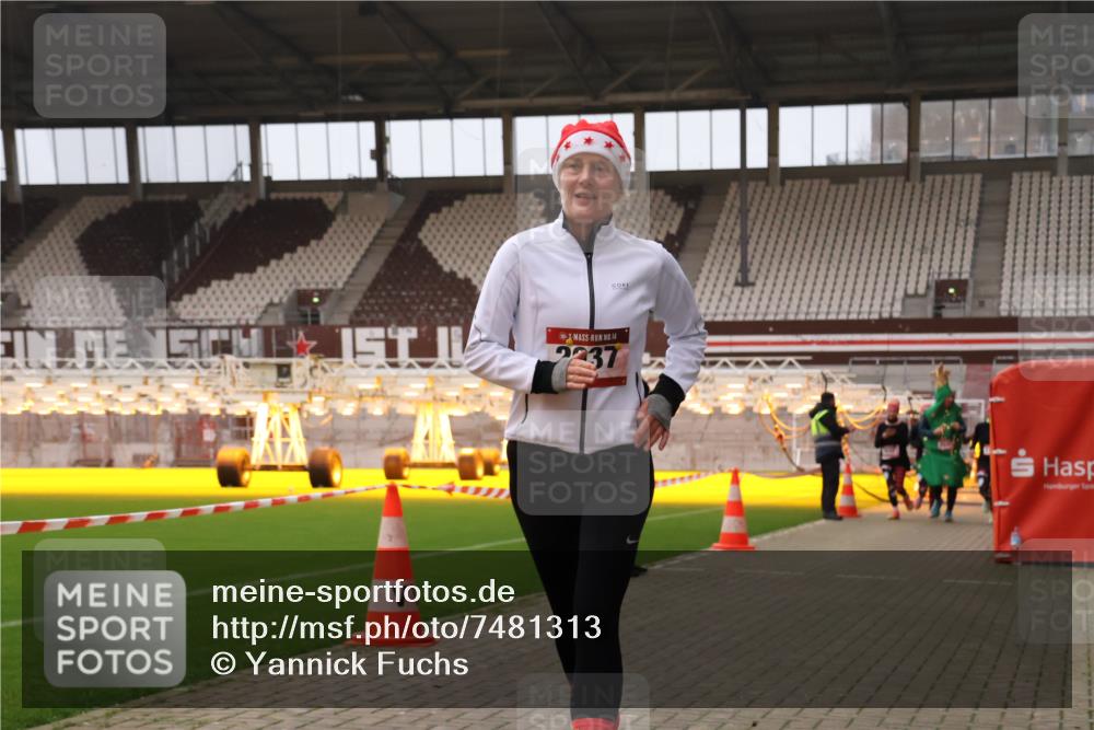 08.12.2024 - St. Pauli X-Mass-Run No. 14 Yannick Fuchs http://msf.ph/oto/7481313 08.12.2024 10:04:48 Ziel 76, 172, 595, 748, 1189, 1355, 2042, 2043, 2485, 2758, 2937, 3007 meine-sportfotos.de