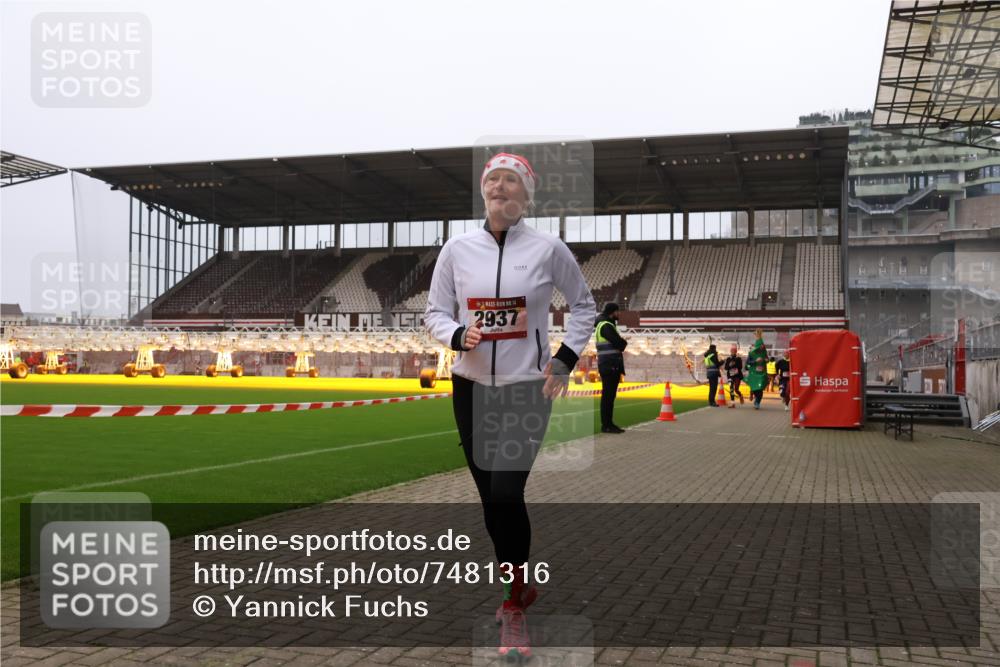 08.12.2024 - St. Pauli X-Mass-Run No. 14 Yannick Fuchs http://msf.ph/oto/7481316 08.12.2024 10:04:49 Ziel 76, 172, 595, 748, 1189, 1355, 2042, 2043, 2485, 2758, 2937, 3007 meine-sportfotos.de