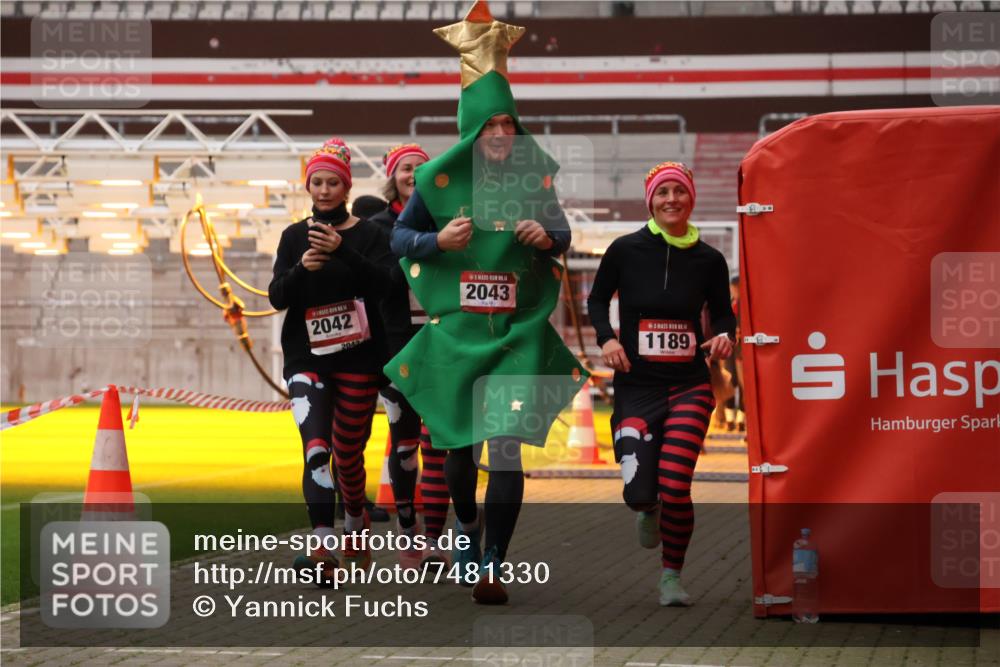 08.12.2024 - St. Pauli X-Mass-Run No. 14 Yannick Fuchs http://msf.ph/oto/7481330 08.12.2024 10:04:51 Ziel 76, 172, 595, 748, 1189, 1355, 2042, 2043, 2485, 2758, 2937, 3007 meine-sportfotos.de