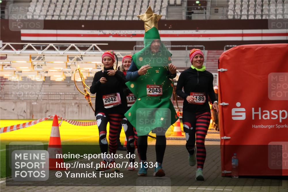 08.12.2024 - St. Pauli X-Mass-Run No. 14 Yannick Fuchs http://msf.ph/oto/7481334 08.12.2024 10:04:52 Ziel 76, 172, 1189, 1355, 2042, 2043, 2758, 2937, 3007 meine-sportfotos.de