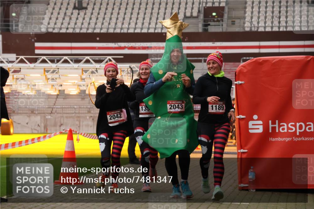 08.12.2024 - St. Pauli X-Mass-Run No. 14 Yannick Fuchs http://msf.ph/oto/7481347 08.12.2024 10:04:53 Ziel 76, 172, 1189, 1355, 2042, 2043, 2758, 2937, 3007 meine-sportfotos.de