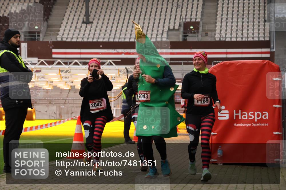 08.12.2024 - St. Pauli X-Mass-Run No. 14 Yannick Fuchs http://msf.ph/oto/7481351 08.12.2024 10:04:53 Ziel 76, 172, 1189, 1355, 2042, 2043, 2758, 2937, 3007 meine-sportfotos.de