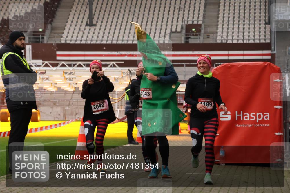 08.12.2024 - St. Pauli X-Mass-Run No. 14 Yannick Fuchs http://msf.ph/oto/7481354 08.12.2024 10:04:53 Ziel 76, 172, 1189, 1355, 2042, 2043, 2758, 2937, 3007 meine-sportfotos.de