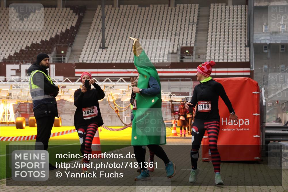 08.12.2024 - St. Pauli X-Mass-Run No. 14 Yannick Fuchs http://msf.ph/oto/7481361 08.12.2024 10:04:54 Ziel 76, 172, 1189, 1355, 2042, 2043, 2937 meine-sportfotos.de