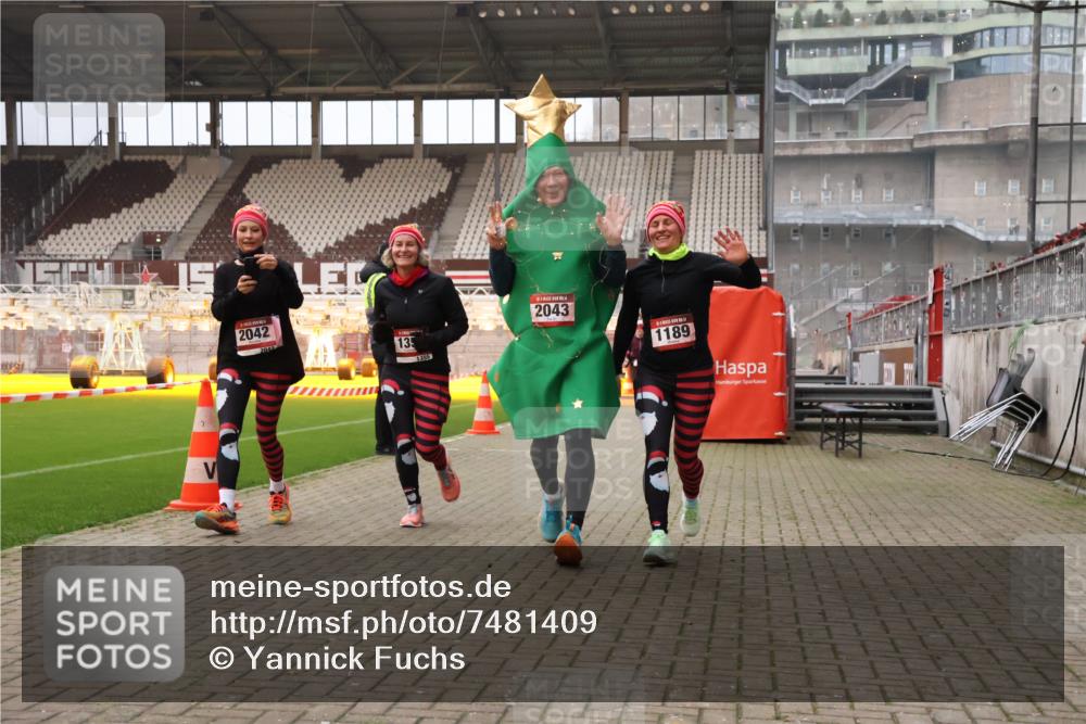 08.12.2024 - St. Pauli X-Mass-Run No. 14 Yannick Fuchs http://msf.ph/oto/7481409 08.12.2024 10:04:57 Ziel 1021, 1067, 1189, 1355, 2013, 2015, 2042, 2043, 2836, 2937 meine-sportfotos.de