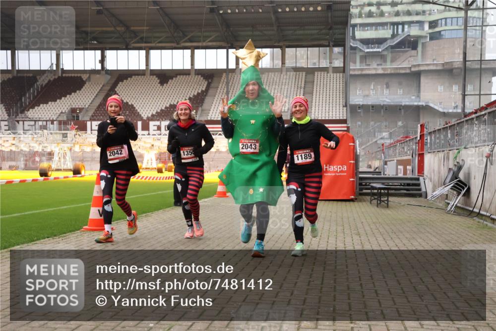 08.12.2024 - St. Pauli X-Mass-Run No. 14 Yannick Fuchs http://msf.ph/oto/7481412 08.12.2024 10:04:57 Ziel 1021, 1067, 1189, 1355, 2013, 2015, 2042, 2043, 2836, 2937 meine-sportfotos.de