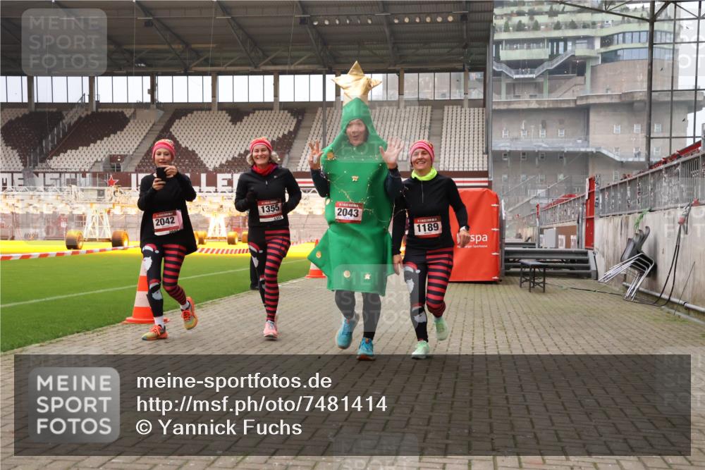 08.12.2024 - St. Pauli X-Mass-Run No. 14 Yannick Fuchs http://msf.ph/oto/7481414 08.12.2024 10:04:57 Ziel 1021, 1067, 1189, 1355, 2013, 2015, 2042, 2043, 2836, 2937 meine-sportfotos.de