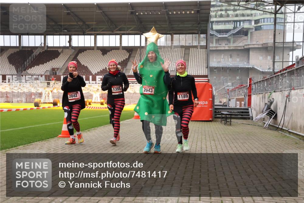08.12.2024 - St. Pauli X-Mass-Run No. 14 Yannick Fuchs http://msf.ph/oto/7481417 08.12.2024 10:04:57 Ziel 1021, 1067, 1189, 1355, 2013, 2015, 2042, 2043, 2836, 2937 meine-sportfotos.de