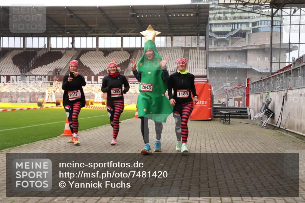 08.12.2024 - St. Pauli X-Mass-Run No. 14 Yannick Fuchs http://msf.ph/oto/7481420 08.12.2024 10:04:57 Ziel 1021, 1067, 1189, 1355, 2013, 2015, 2042, 2043, 2836, 2937 meine-sportfotos.de
