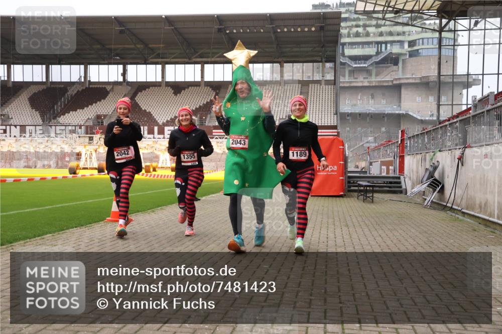 08.12.2024 - St. Pauli X-Mass-Run No. 14 Yannick Fuchs http://msf.ph/oto/7481423 08.12.2024 10:04:57 Ziel 1021, 1067, 1189, 1355, 2013, 2015, 2042, 2043, 2836, 2937 meine-sportfotos.de