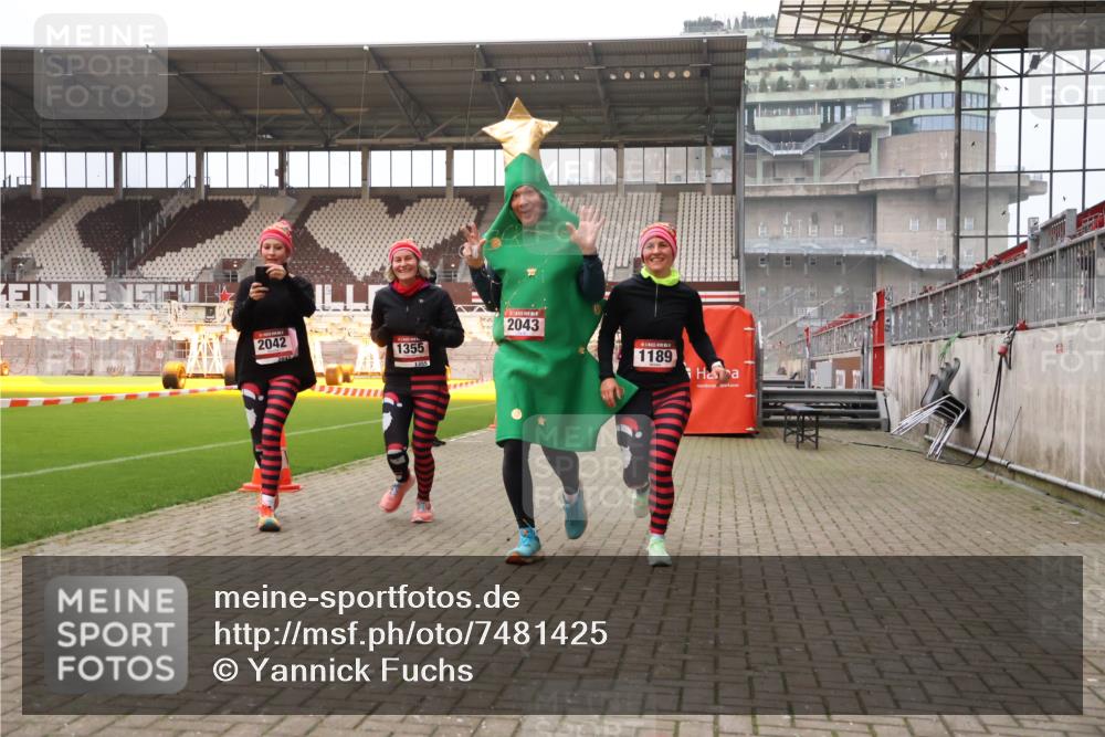 08.12.2024 - St. Pauli X-Mass-Run No. 14 Yannick Fuchs http://msf.ph/oto/7481425 08.12.2024 10:04:57 Ziel 1021, 1067, 1189, 1355, 2013, 2015, 2042, 2043, 2836, 2937 meine-sportfotos.de