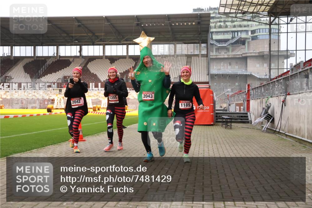 08.12.2024 - St. Pauli X-Mass-Run No. 14 Yannick Fuchs http://msf.ph/oto/7481429 08.12.2024 10:04:57 Ziel 1021, 1067, 1189, 1355, 2013, 2015, 2042, 2043, 2836, 2937 meine-sportfotos.de