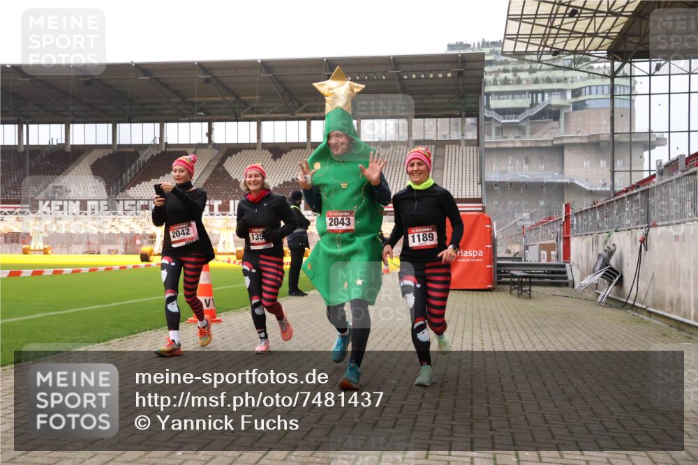 08.12.2024 - St. Pauli X-Mass-Run No. 14 Yannick Fuchs http://msf.ph/oto/7481437 08.12.2024 10:04:57 Ziel 1021, 1067, 1189, 1355, 2013, 2015, 2042, 2043, 2836, 2937 meine-sportfotos.de