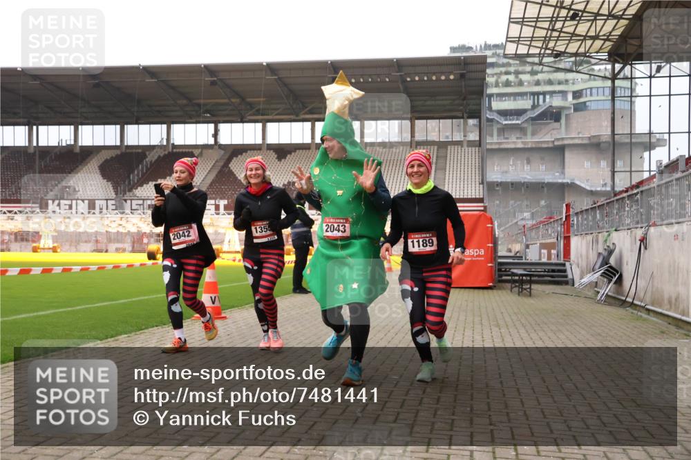 08.12.2024 - St. Pauli X-Mass-Run No. 14 Yannick Fuchs http://msf.ph/oto/7481441 08.12.2024 10:04:57 Ziel 1021, 1067, 1189, 1355, 2013, 2015, 2042, 2043, 2836, 2937 meine-sportfotos.de