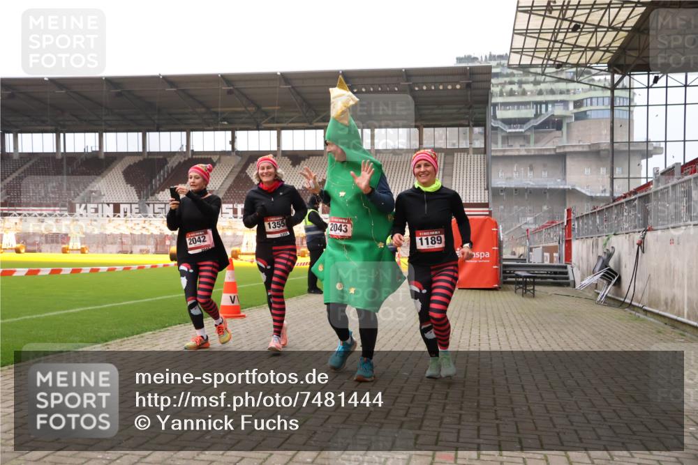 08.12.2024 - St. Pauli X-Mass-Run No. 14 Yannick Fuchs http://msf.ph/oto/7481444 08.12.2024 10:04:58 Ziel 1021, 1067, 1189, 1355, 2013, 2015, 2042, 2043, 2836, 2937 meine-sportfotos.de