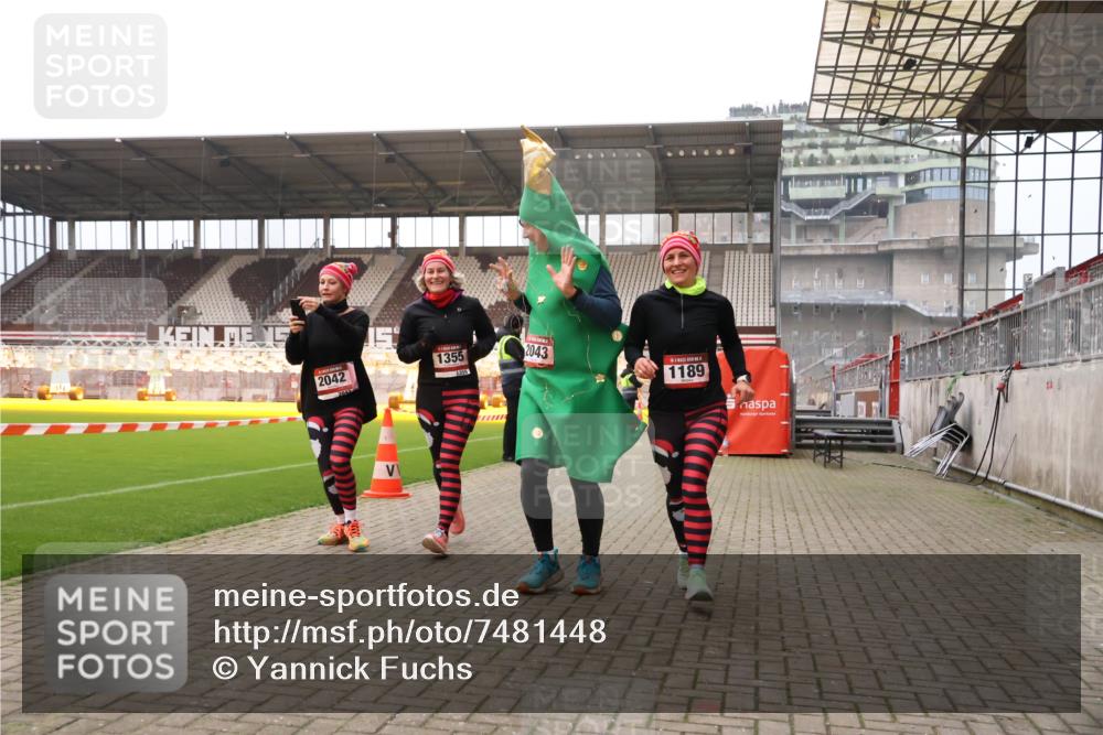 08.12.2024 - St. Pauli X-Mass-Run No. 14 Yannick Fuchs http://msf.ph/oto/7481448 08.12.2024 10:04:58 Ziel 1021, 1067, 1189, 1355, 2013, 2015, 2042, 2043, 2836, 2937 meine-sportfotos.de